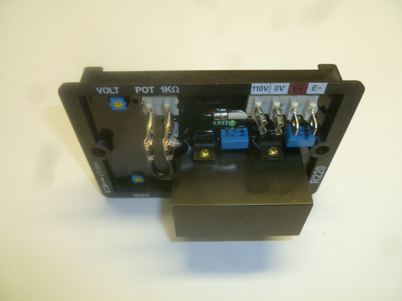 фото Регулятор напряжения R220/ AVR R220